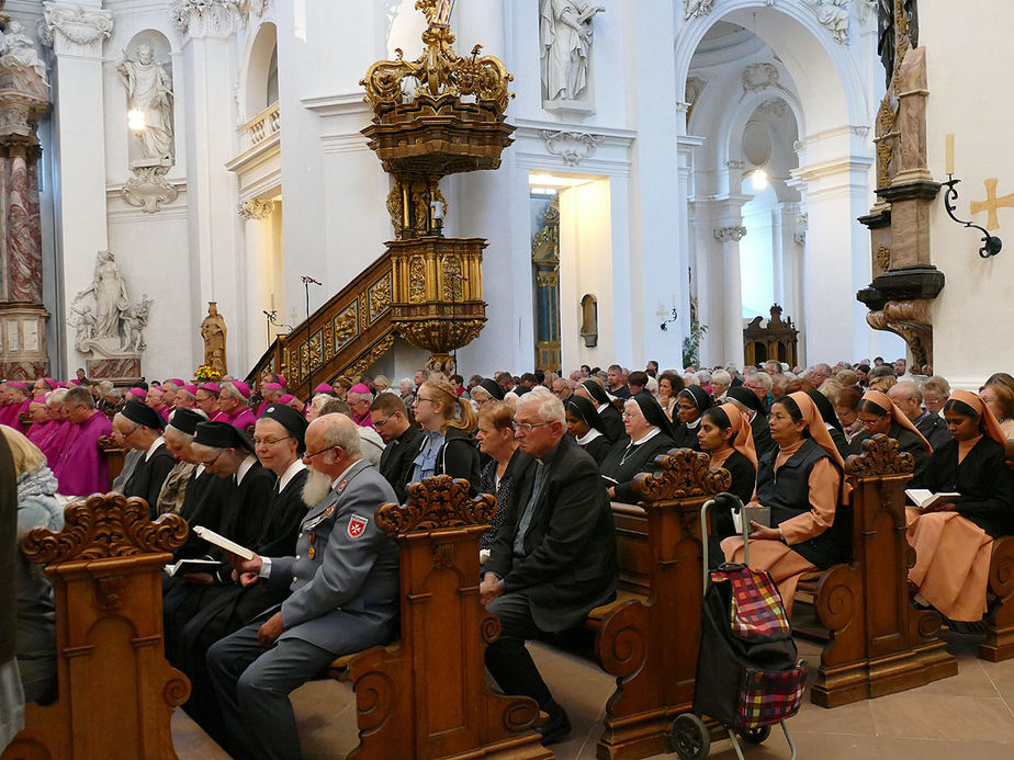 Abschlussvesper der Bischofskonferenz mit Austeilung des Bonifatiussegens (Foto: Karl-Franz Thiede)